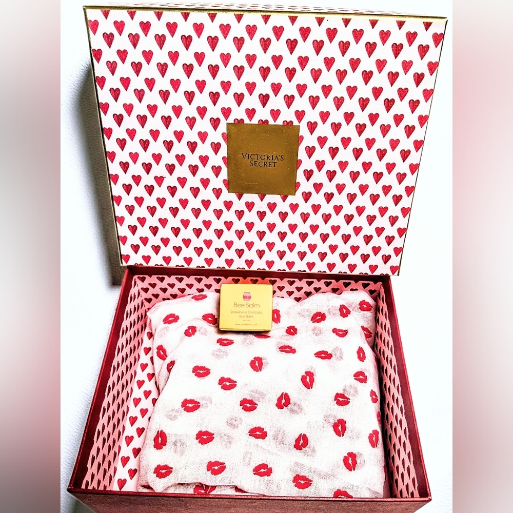 Nwt Victoria's Secret Gift Box with Lip Balm & scarf Heart shortcake hive wand